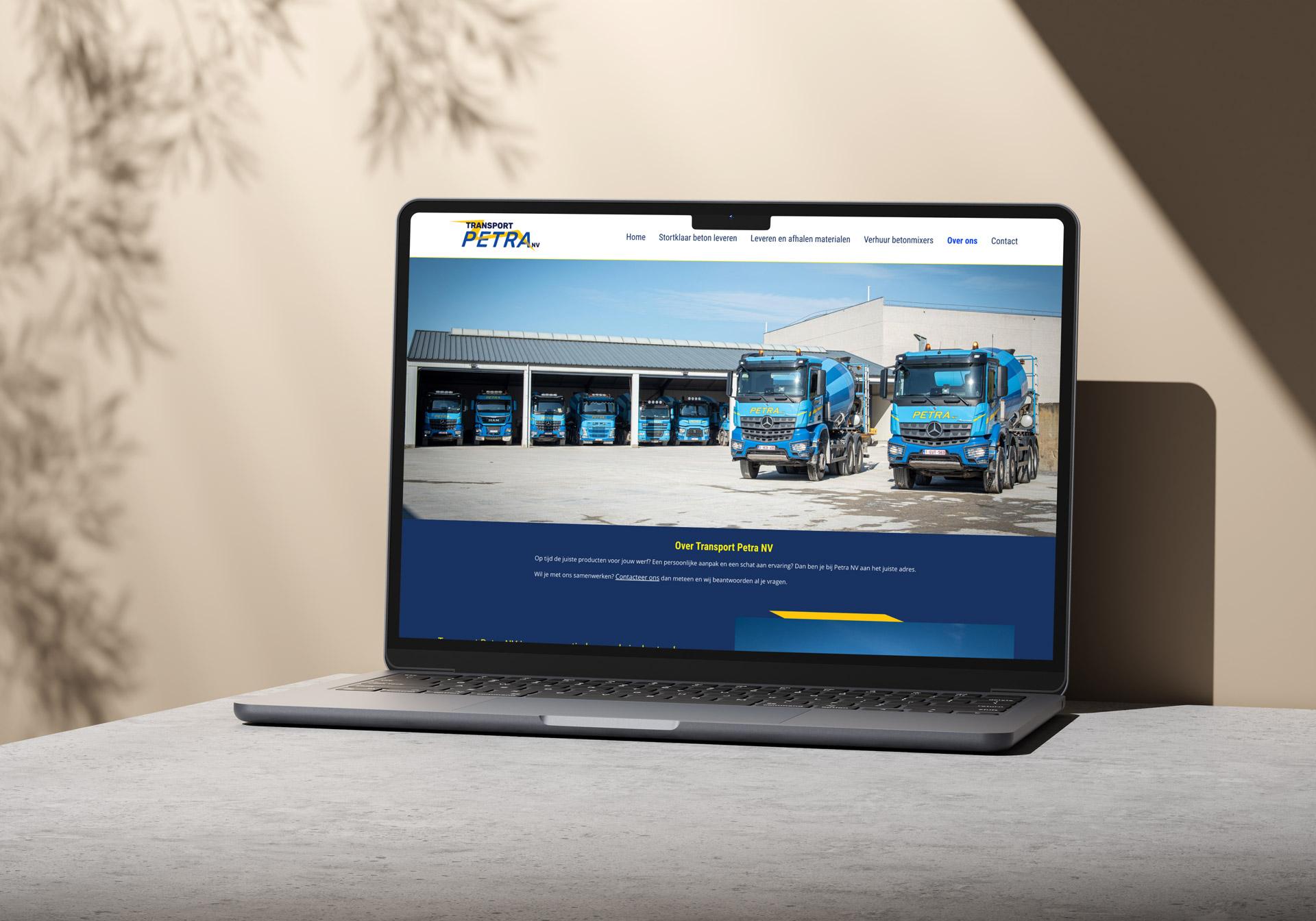 Website ontwerp voor Transport Petra NV door zuly.be Website ontworpen voor Transport Petra NV, familiebedrijf actief in het leveren van stortklaar beton, afhalen van materialen en verhuur van betonmixers. De blauw-gele huisstijl werd doorgetrokken naar een duidelijke, overzichtelijke website met heldere navigatie voor zowel particuliere als professionele klanten.
